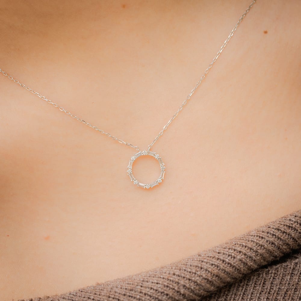 Collar Circular con Diamantes - Oro Blanco