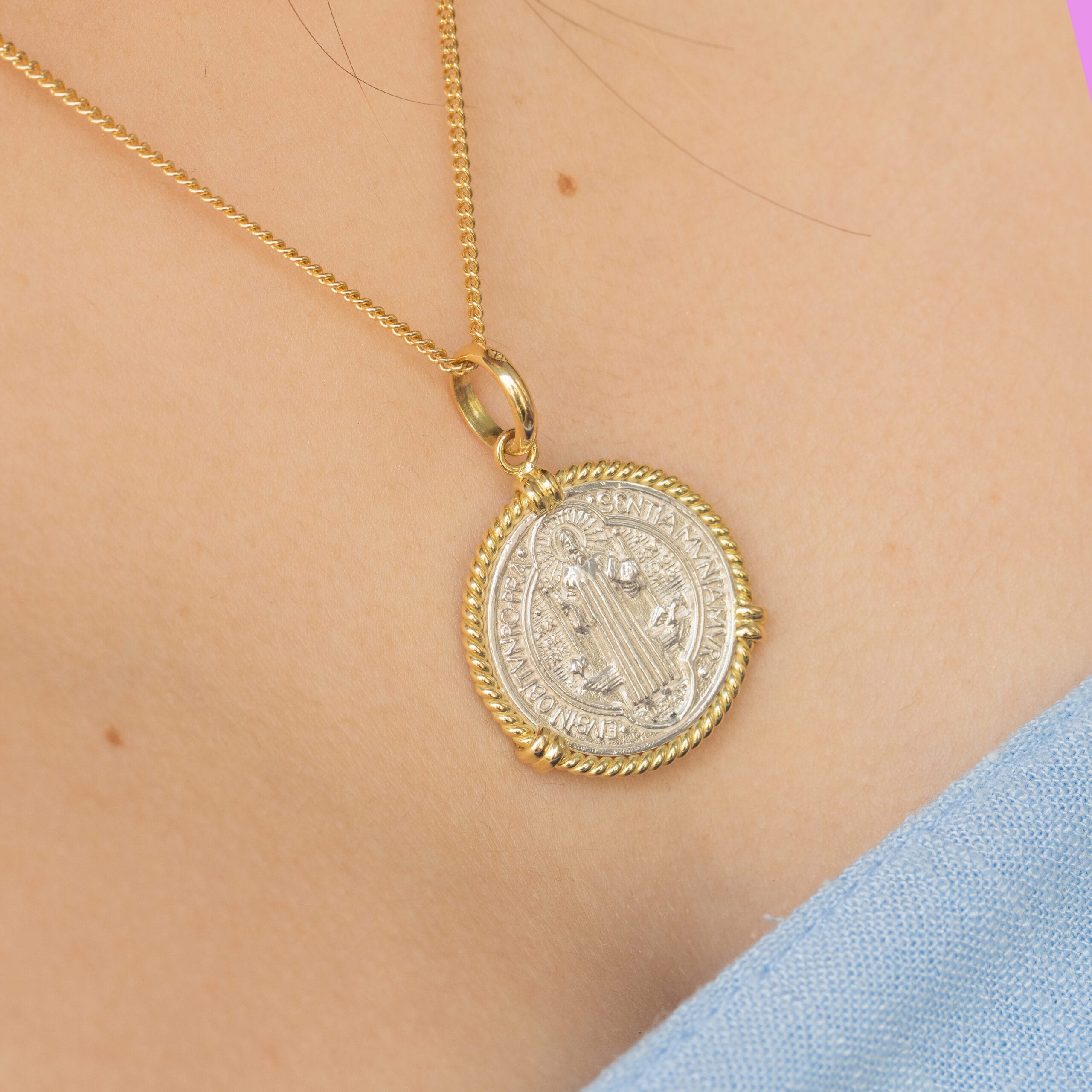 Dije Medalla San Benito Entorchado de Oro