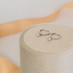 Aretes Argollas Oro Blanco y Diamantes - Imagen 2