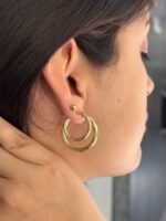 Aretes argollas con textura - Imagen 3