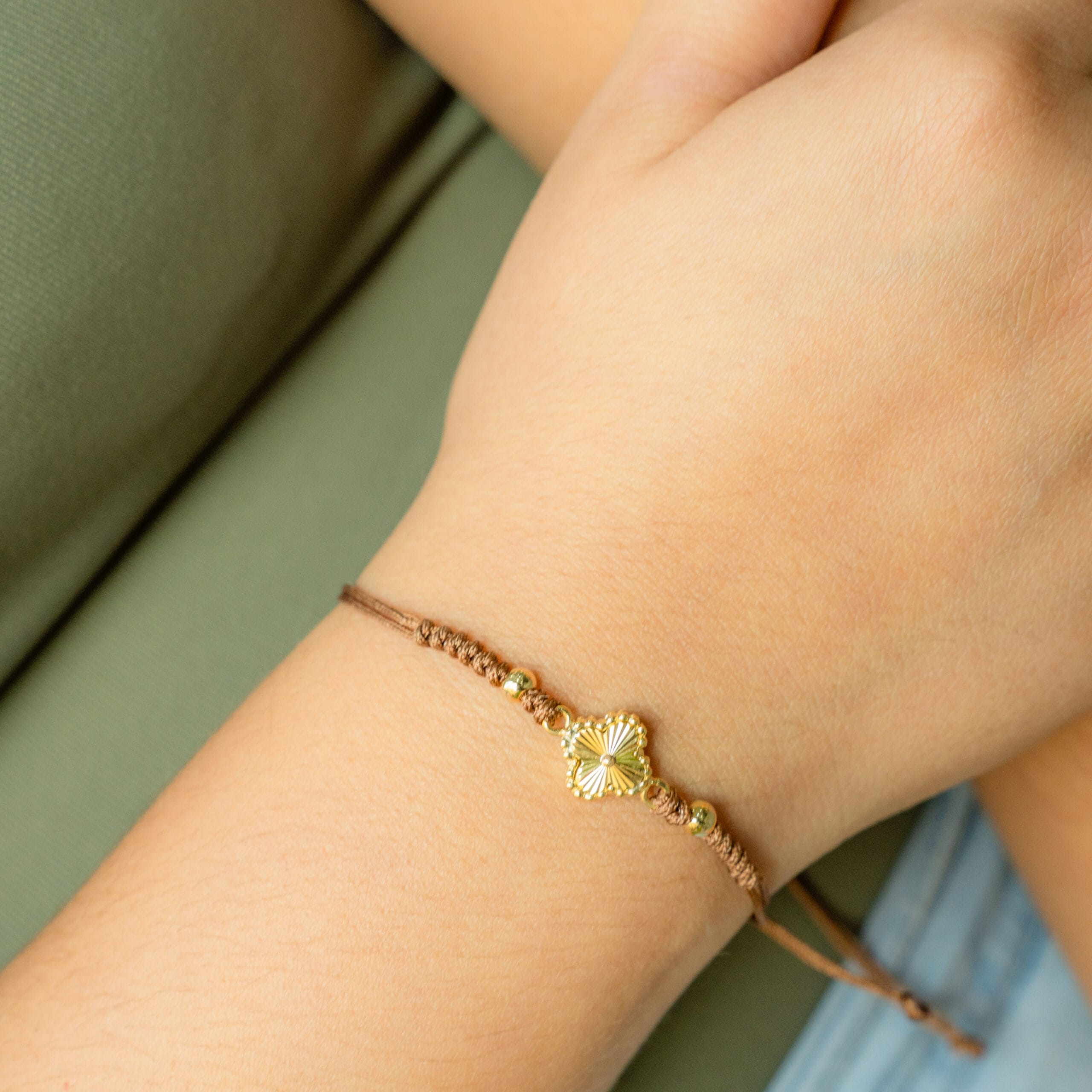 Pulsera hilo flor tendencia