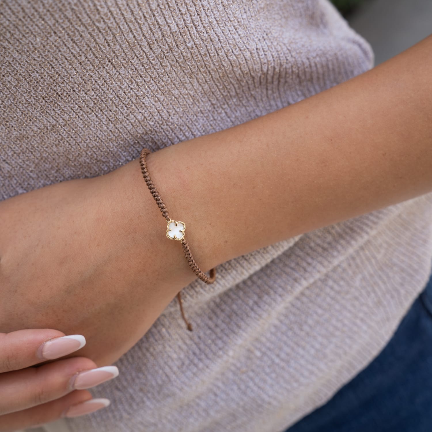 Pulsera hilo - Flor tendencia nácar