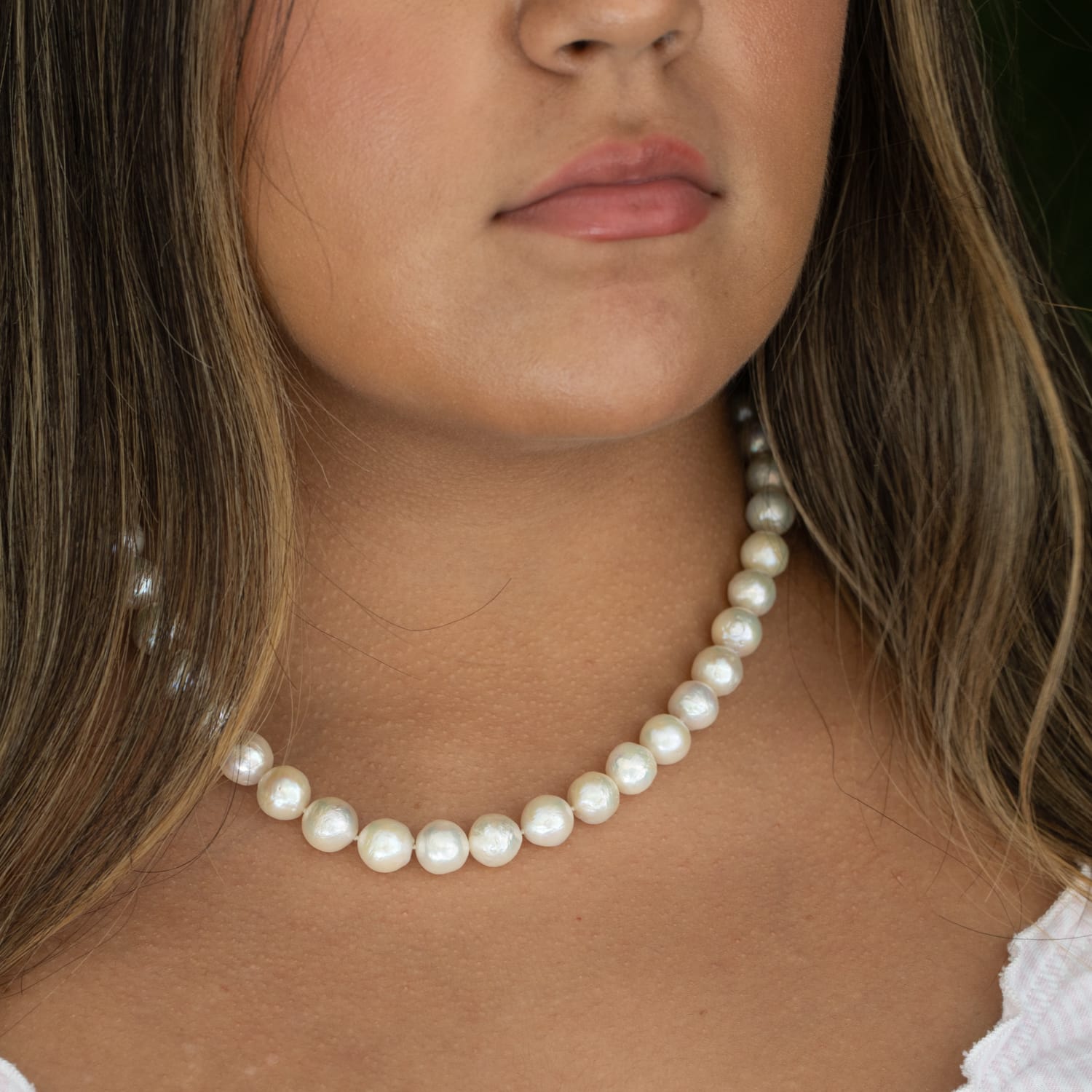 Collar de perlas blancas